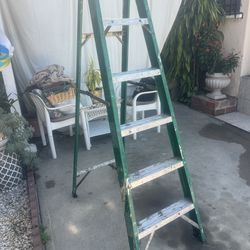 Escaleras de seis pies de fibra de vidrio perfectas, condiciones muy baratas $60 cada una