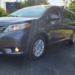 2013 Toyota Sienna XLE Minivan 