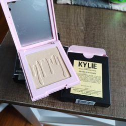 Kylie Jenner Pressed Illuminating Powder 