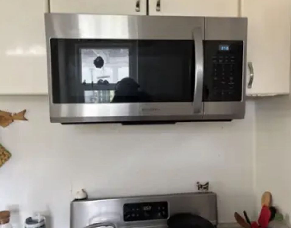 Brand New Samsung Microwave - Never Used Still In Box