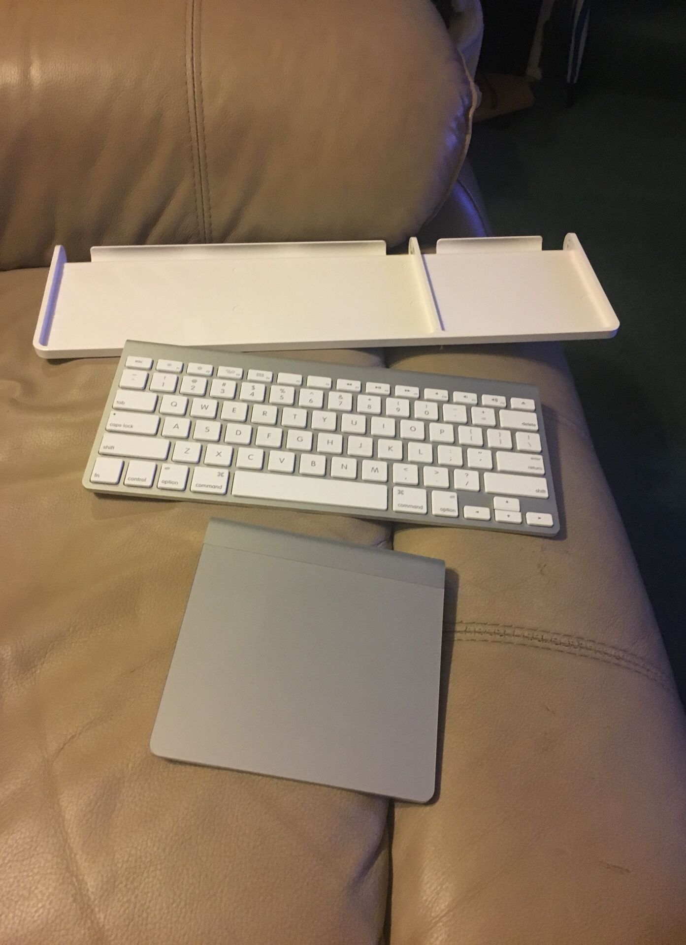 Henge Docks Clique for the Apple