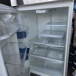 Refrigerator Stainless funciona Muy Bien