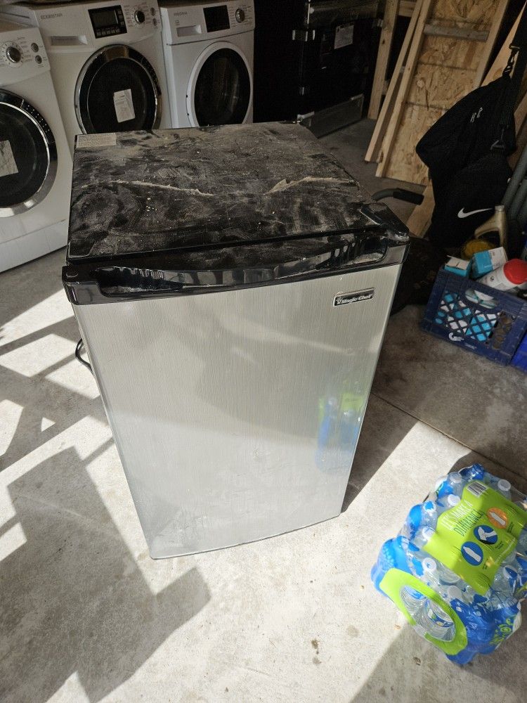 Mini Magic Chef Refrigerator
