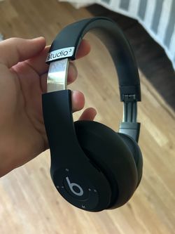 Beats Studio 3 wireless headphones- for parts or you can repair