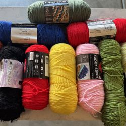 10 rollos de hilo para tejer Como nuevos  Todos por $30