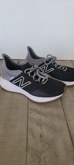 BOYS NEW BALANCE TENNIS SHOES SIZE 13 IN EXCELLENT CONDITION