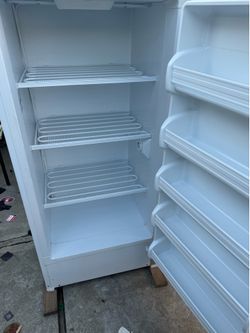 EXTRA CLEAN FRIGIDAIRE UPRIGHT FREEZER 28 WIDTH 59 LENGTH