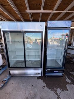 True and Everest refrigerators. In good condition and very clean; they reach a temperature of 35 degrees.