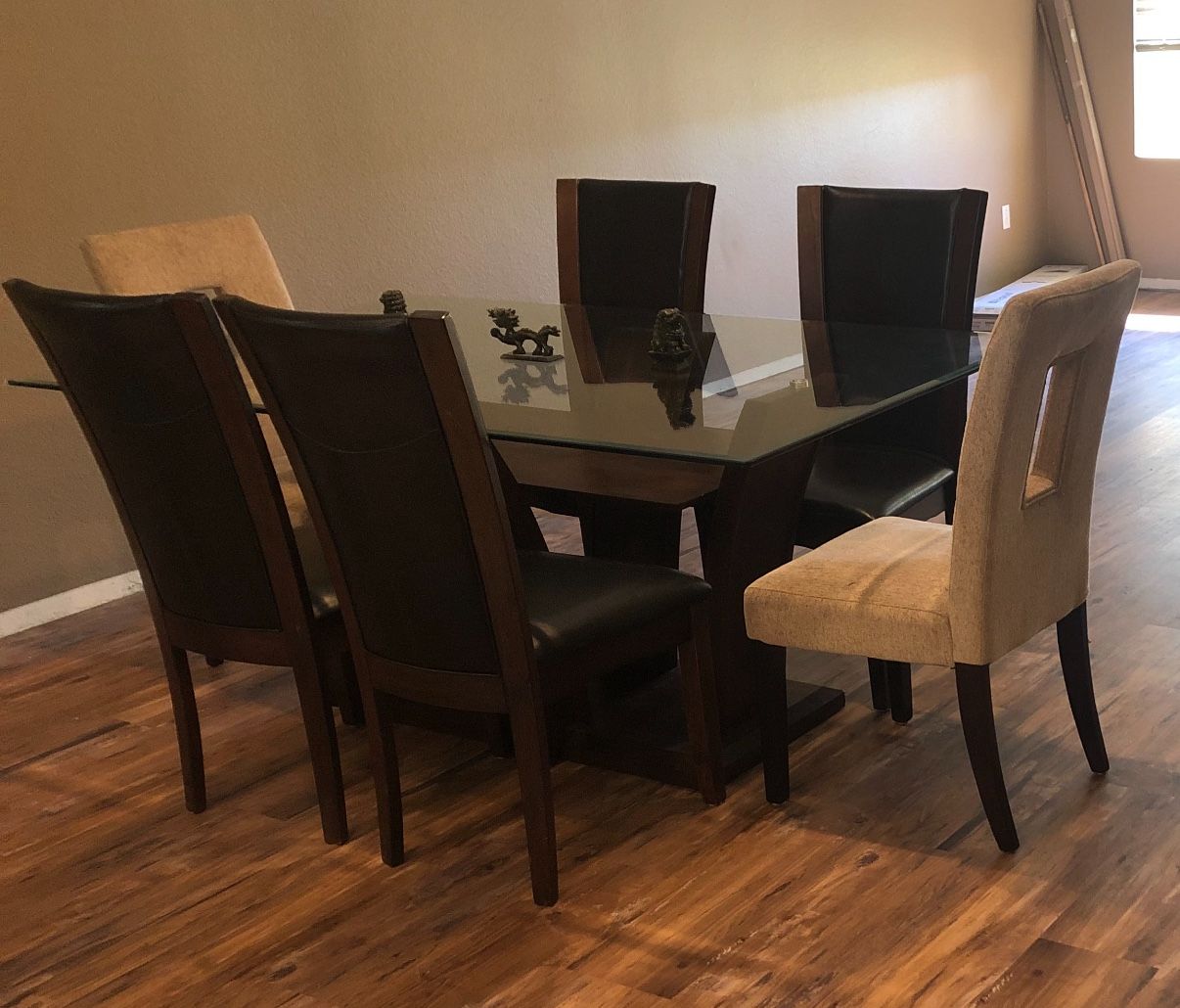 Kitchen Table And 6 Chairs