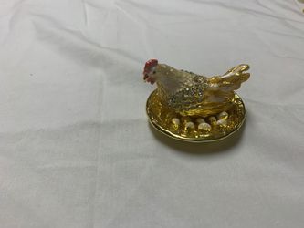 Brand new hinged box hen paid 25 regular