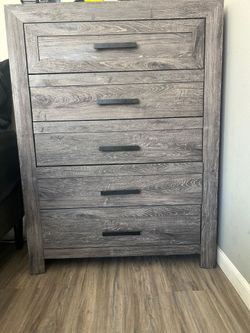 Five drawer chest