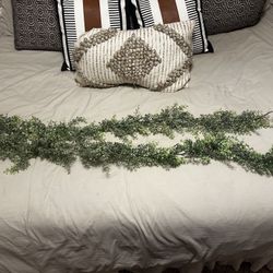 2 Artificial garland