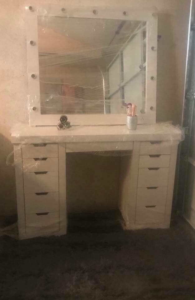 Vanity desk with mirror