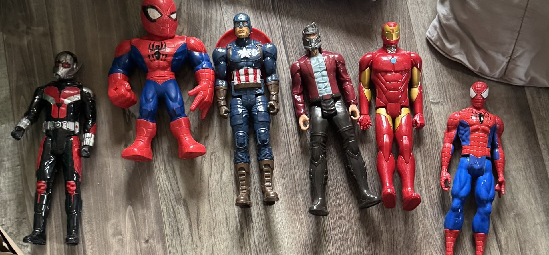 Giant Spider-Man action figure And Captain and Iron Man and guardians of the Galaxy defender