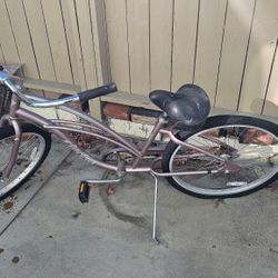 Title: Classic Women’s Cruiser Bike – Smooth Ride 🌸
Price: $80 OBO