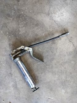 Small spaces grease gun