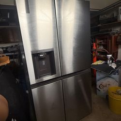 LG 23-cu ft Counter-Depth 36-in Wide Side-by-Side Refrigerator with Ice Maker ,Water and Ice Dispenser ( Stainless Steel )