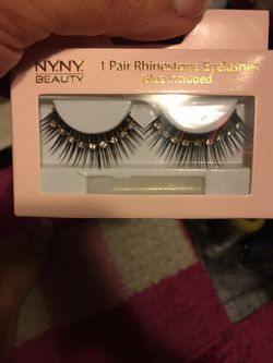 Rhinestone eyelashes with glue included!