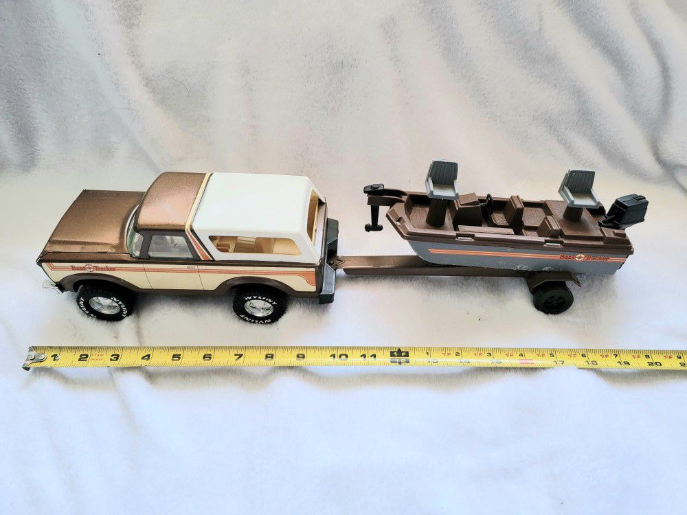 NYLANT VINTAGE METAL TOY FORD BRONCO WITH TRAILER AND BOAT