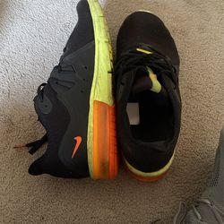 NIKE AIR MAX LIGHTLY USED 11.5