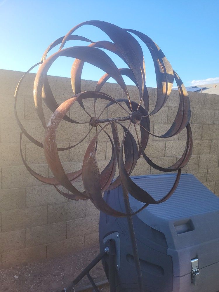 Metal Spinning Yard Ornament