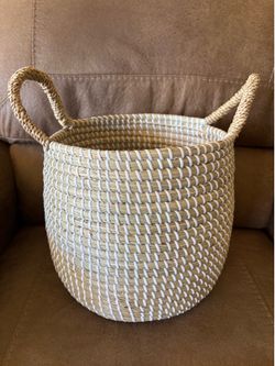 Hand Woven Vietnamese Seagrass Basket NWT