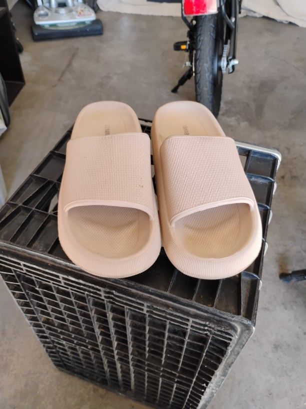 FEET Needed Formed Tan Slides Sandals Size 11 Excellent Condition $$10 FCFS No holds