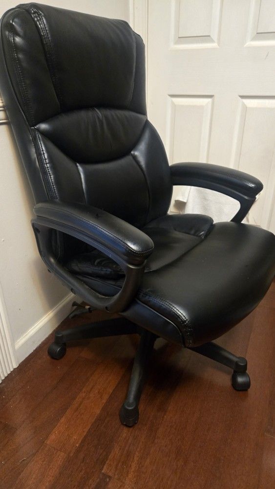 Computer Desk Chair. Cash Only Pick Up Only.