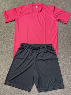 Uniformes básicos de diferentes colores para adulto y niño