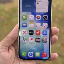 Unlocked Apple iPhone 13 256GB Starlight.