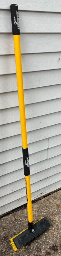 Sturdy Sweeping Brush