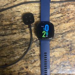 Fitbit Series 4 Comes With A Charger 