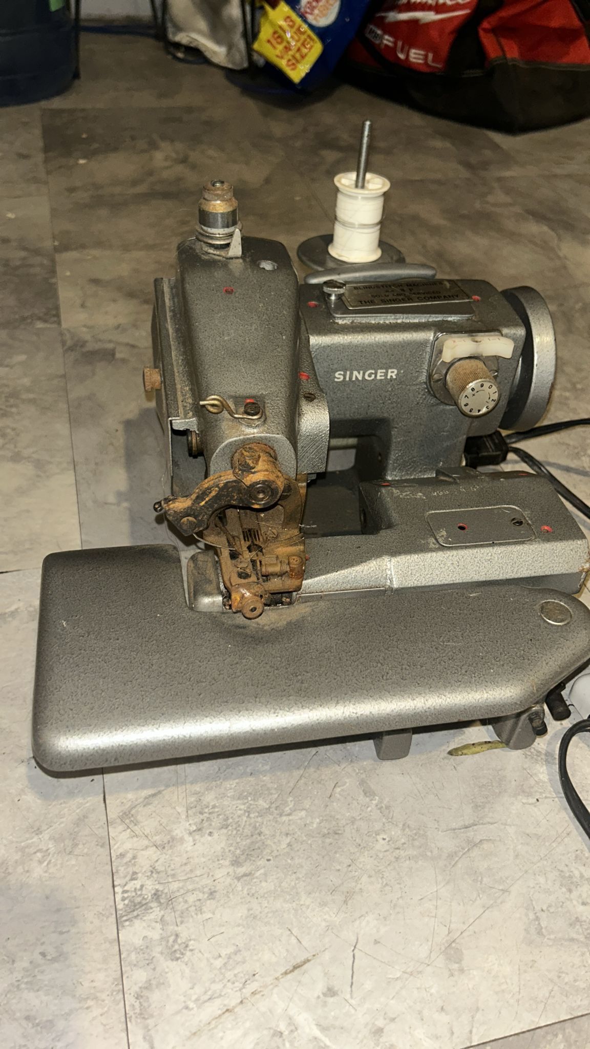 SINGER SEWING MACHINE