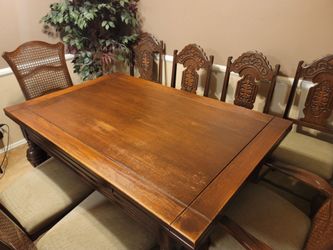 Beautiful vintage solid wood expandable dining table with 8 matching chairs (including 2 armchairs/captain’s chairs)