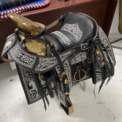 Nueva Montura Charra Super Bordada Con Herrage Y Fuste Chapeado En Oro