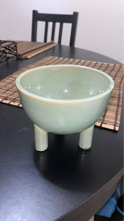 Flower pot (5 1/2” x 4 1/2”)