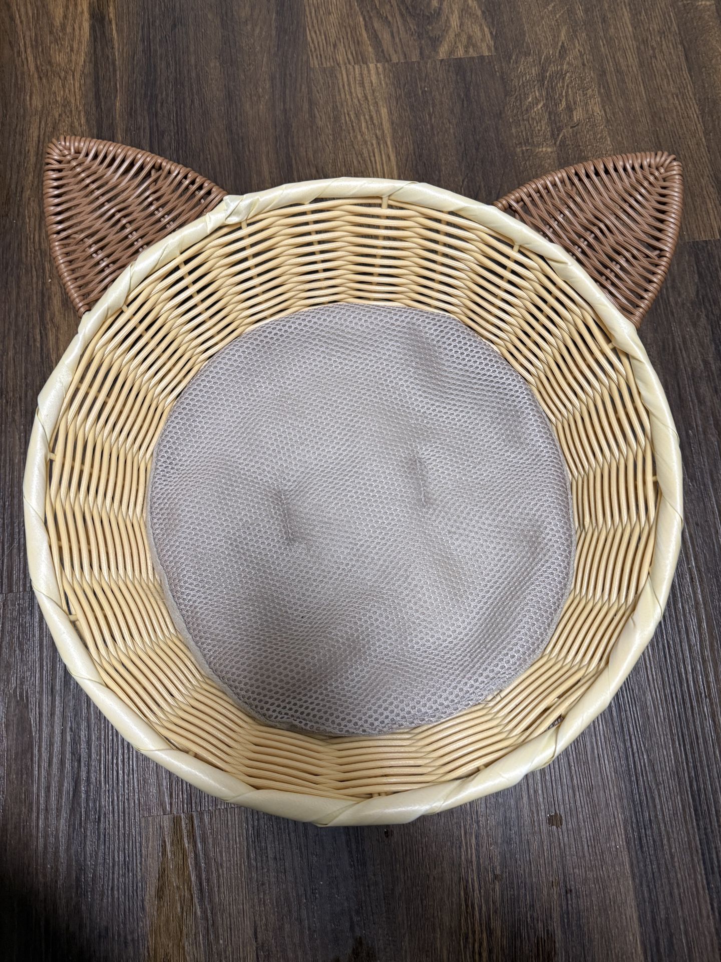 Basket with cushion for cats