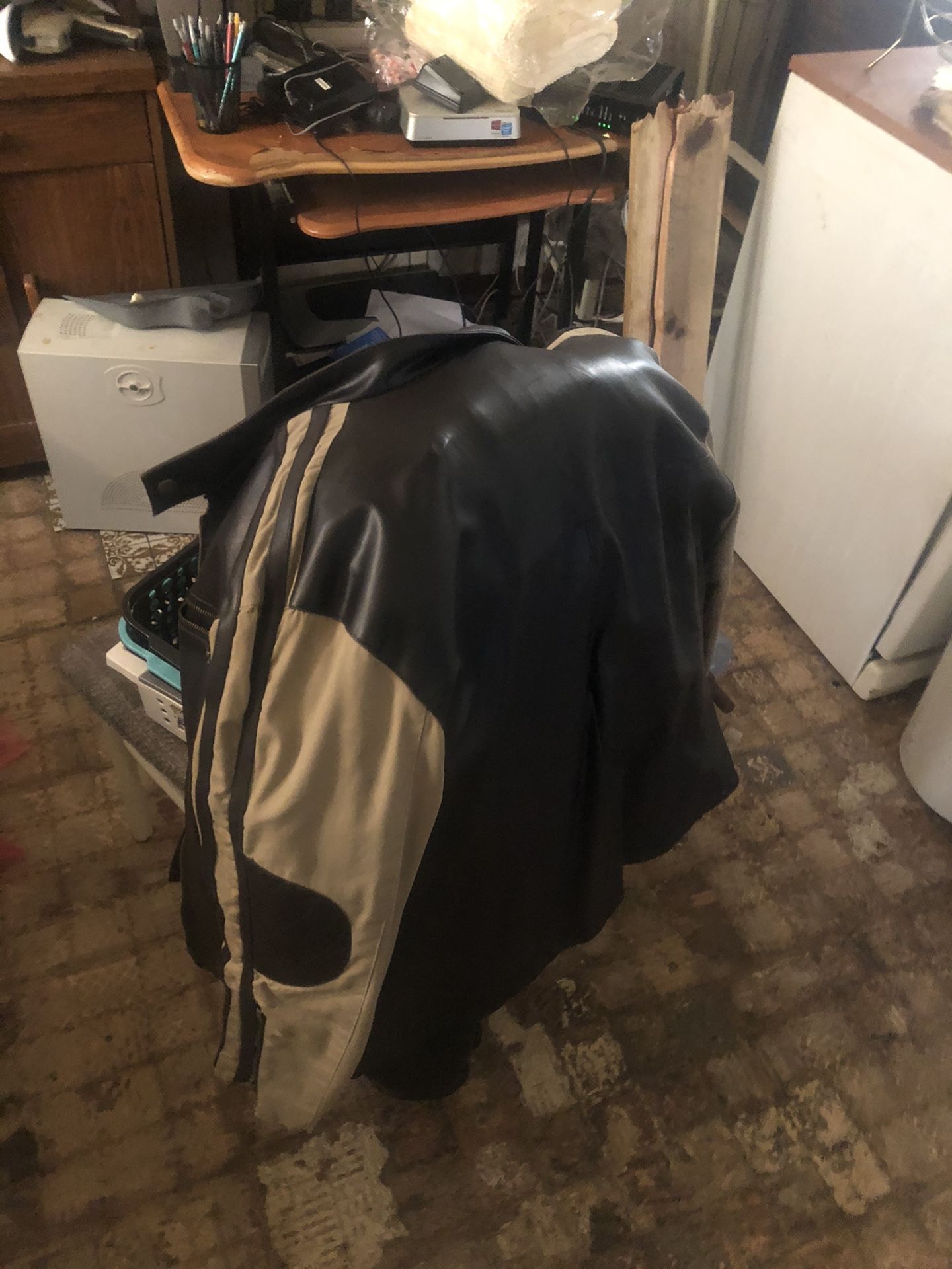 5 Leather Jacks And A Levi Jacket All Large