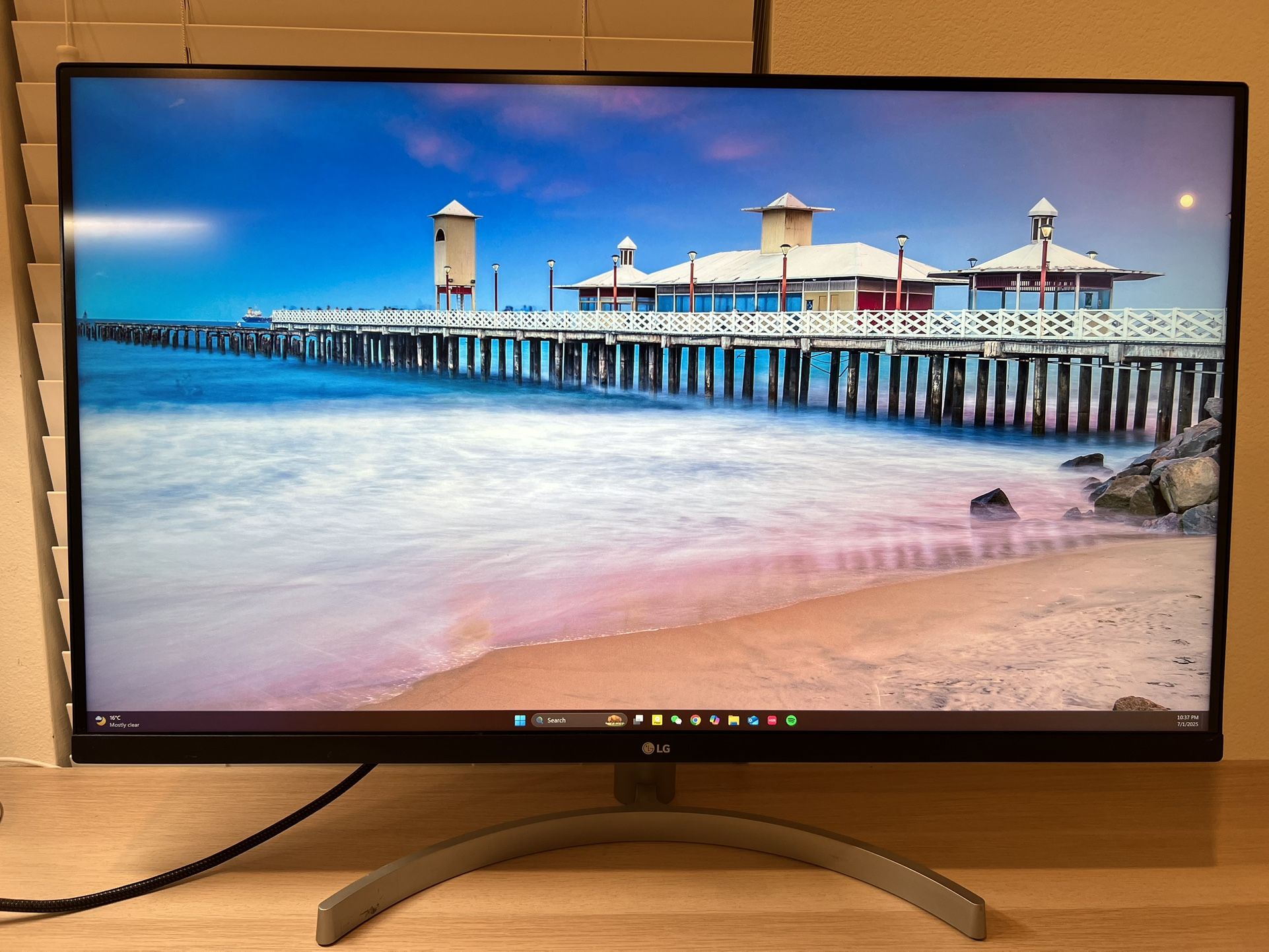 LG 32 inch 4K UHD HDR Monitor with AMD FreeSync - White (32UN500-W)