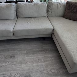 Living Spaces Aries 117” 2 Piece Sectional Sofa/Couch