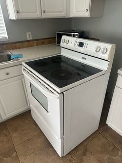 Maytag White Electric Range Glass Cooktop stove