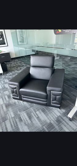 SOfas reclinables color negro de piel no se ensucian fácilmente  son 2