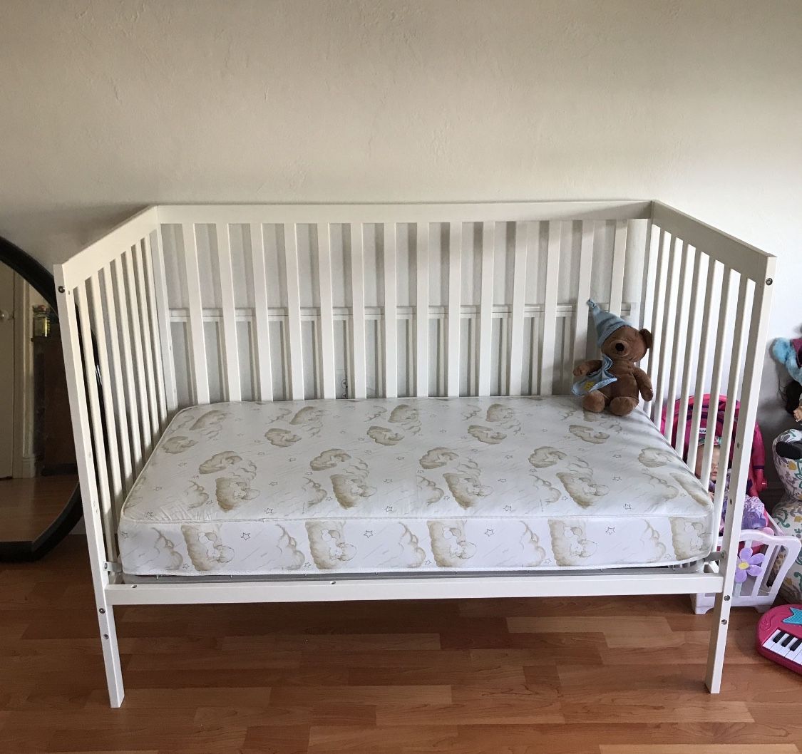 Dream On Me Synergy 5 in 1 Convertible Crib in White for Sale in Miami