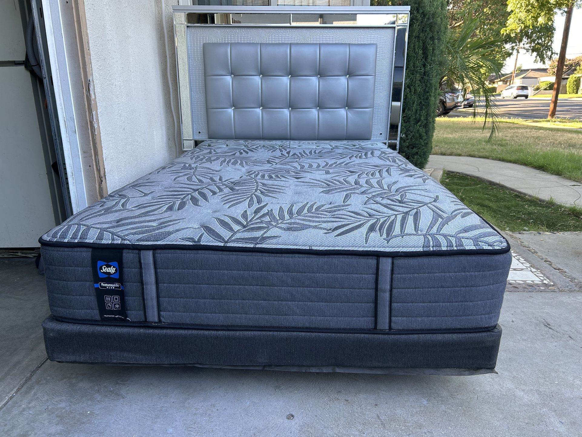CAMA QUEEN SZ CABECERA DE MADERA Y PIEL CON BONITO DISEÑO BOX SPRING COLCHÓN SEALY Y MARCO DE METAL USADA BURNA CONDICIÓN