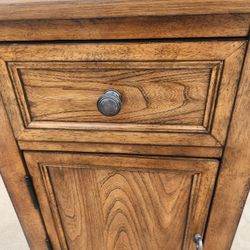 Basset Home Furnishings- Commowealth Collection Side/ Nightstand Table In Excellent Condition! (1)