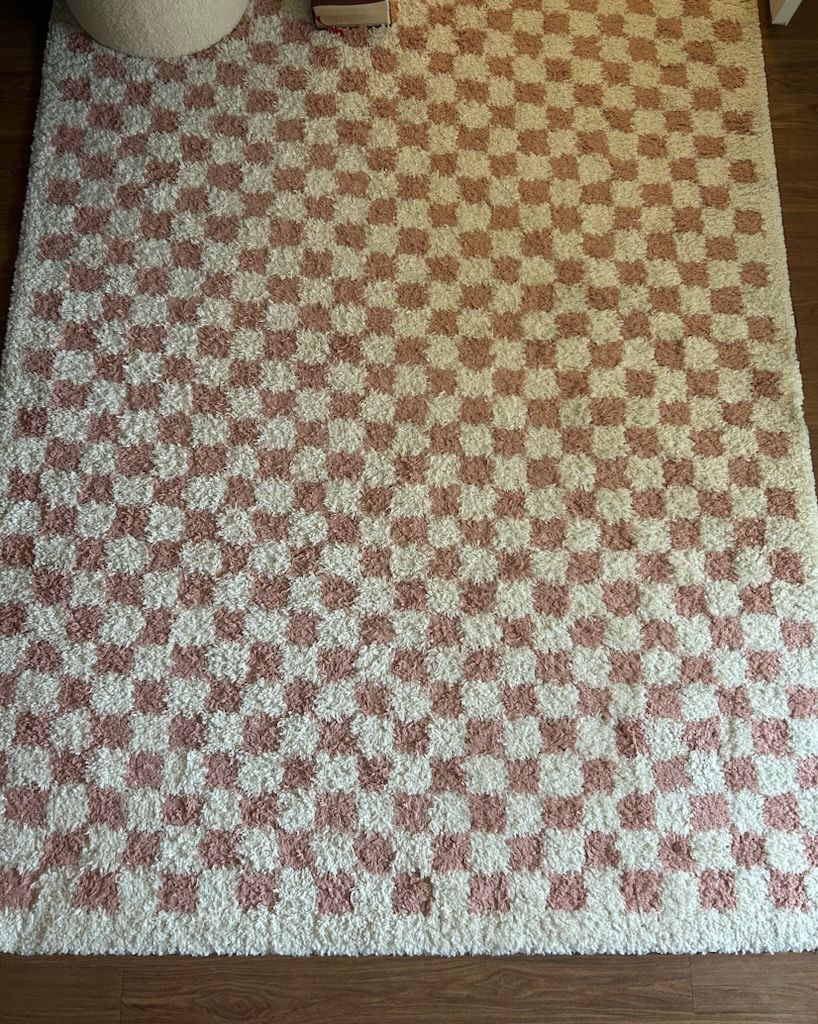 White And Pink Checkered Pattern Rug .