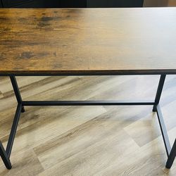 Modern Wood & Metal Desk – Excellent Condition. New