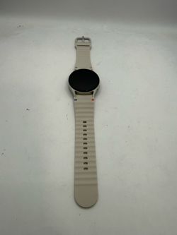 a Samsung Galaxy Watch7 (40mm) in Silver/Cream.
