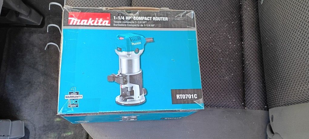 Makita RT0701C 1 1/4 In Compact Router