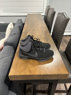 Nike’s Men’s Basketball Size 10